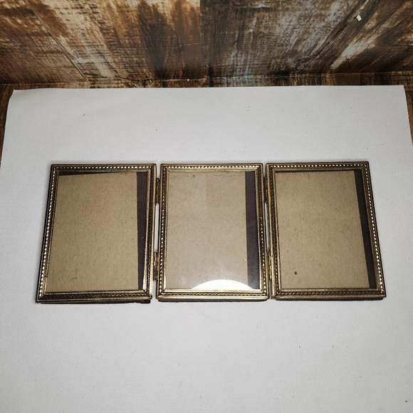 Vintage Tri-Fold Triple Hinged Frame Photo Picture Holder Brass Hinged 3x4 MCM - Picture 6 of 6